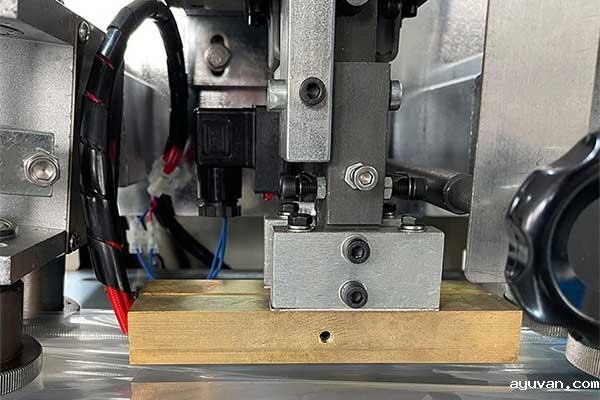 三伺服枕式包装机与物料接触部位采用30不锈钢制