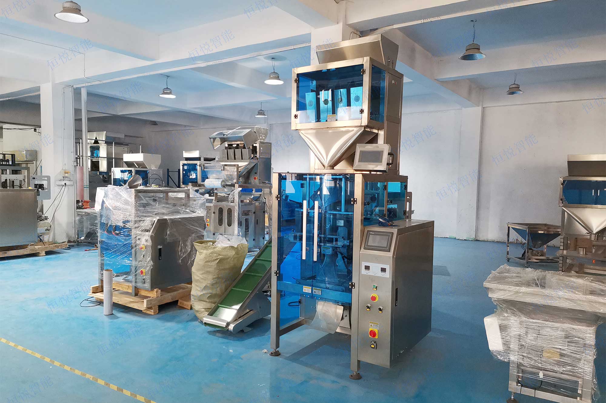 全自动颗粒称重米兰最大比分赢球设备是一种机械给料装置与传感器称重装置结合的一种定量装袋机械